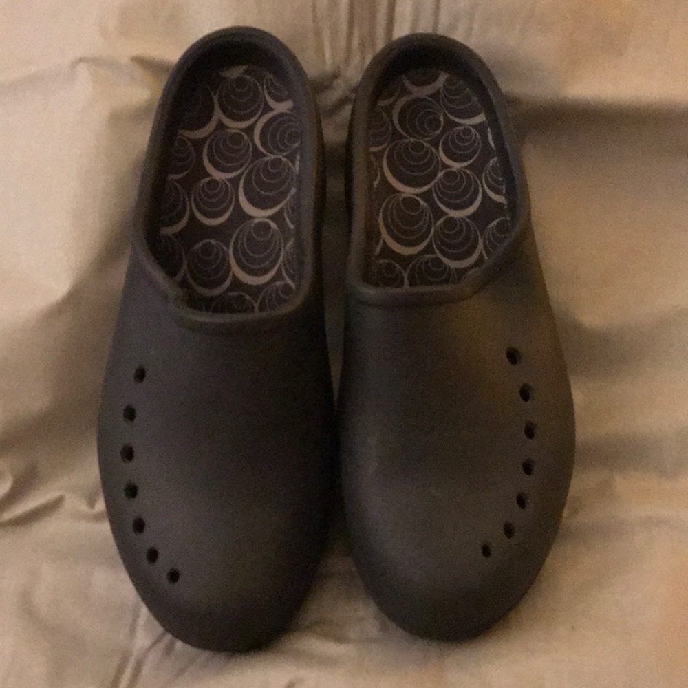 Black clog crocks